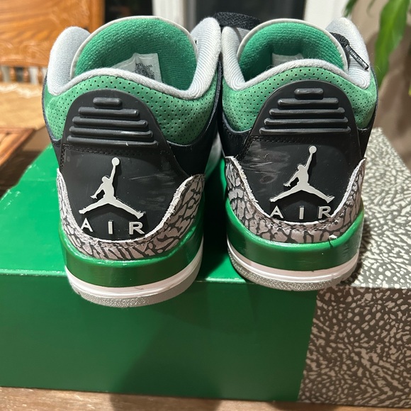 Air Jordan Retro 3 - pine green - Men’s size 8.5